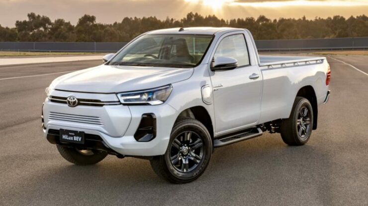 Toyota Hilux Revo BEV 01