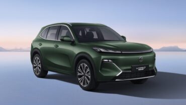 Emas7 PHEV Quarter Front Right EmeraldGreen 02